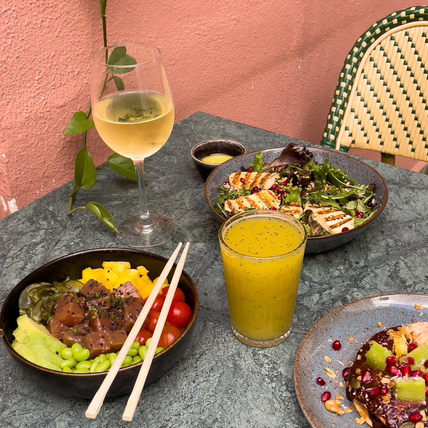 Outdoor dining at YARD of Greens with poke bowls and fresh juice